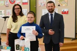 Nagrodzona Wiktoria Pechcińska wraz z dyrektor BSCK Marią Wiśniewską oraz zastępcą Burmistrza Michałem Marońskim