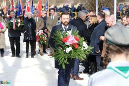 Zastępca Burmistrza Michał Maroński z wiązanką kwiatów przed mogiłą powstańczą
