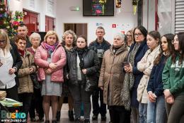 Uczestnicy wernisażu wystawy pokonkursowej Palma Wielkanocna w Hallu Buskiego Samorządowego Centrum Kultury