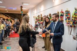 Dyplomy i nagrody w konkursie wręcza Z-ca Burmistrza Michał Maroński