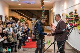 Dyplomy i nagrody w konkursie wręcza Przew. Rady Miejskiej Robert Burchan