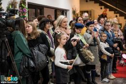 Uczestnicy wernisażu wystawy pokonkursowej Palma Wielkanocna w Hallu Buskiego Samorządowego Centrum Kultury