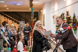 Dyplomy i nagrody w konkursie wręcza Przew. Rady Miejskiej Robert Burchan