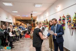 Dyplomy i nagrody w konkursie wręcza Z-ca Burmistrza Michał Maroński