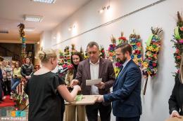 Dyplomy i nagrody w konkursie wręczają: Z-ca Burmistrza Michał Maroński oraz Robert Burchan, przew. Rady  Miejskiej