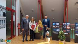 Burmistrz Waldemar Sikora oraz Zastępca Burmistrza  Michał Maroński wraz z uczennicą
