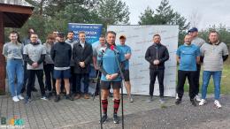 Przemawia Piotr Kozina, Prezes Zarządu PSB Handel SA,  w tle uczestnicy biegu