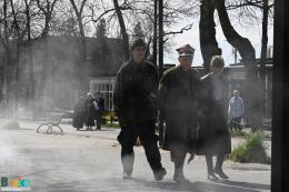 Uczestnicy Marszu Katyńskiego przechodzą przez symboliczny obłok dymu
