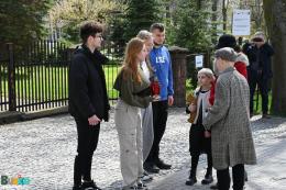 Przekazanie symbolicznego znicza uczniom