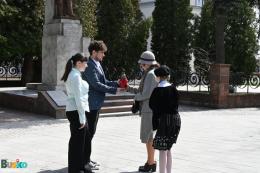 Przekazanie symbolicznego znicza uczniom