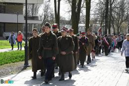 Uczestnicy Marszu Katyńskiego na terenie Parku Zdrojowego
