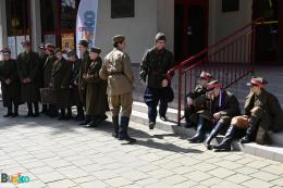 Inscenizacja przed budynkiem BSCK