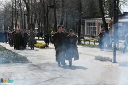 Uczestnicy Marszu Katyńskiego przechodzą przez symboliczny obłok dymu