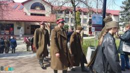 Uczestnicy Marszu Katyńskiego  przed budynkiem BSCK