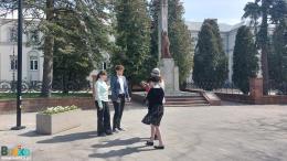 Przekazanie symbolicznego znicza uczniom