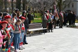 Uczestnicy Marszu Katyńskiego na terenie Parku Zdrojowego