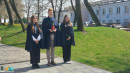 Delegacja uczniów z symbolicznym zniczem 