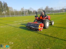 Prace aeracyjne na boiskach treningowych Stadionu Miejskiego w Busku-Zdroju. 