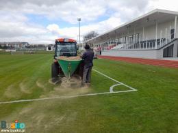 Zabieg piaskowania płyty głównej Stadionu Miejskiego w Busku-Zdroju. 