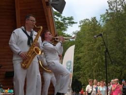muzycy z zespołu Topside na scenie muszli koncertowej