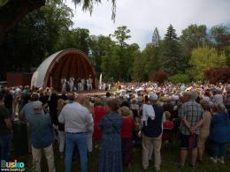 muzycy z zespołu Topside na scenie muszli koncertowej