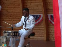 muzyk z zespołu Topside na scenie muszli koncertowej