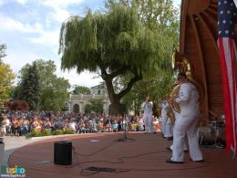 muzycy z zespołu Topside na scenie muszli koncertowej
