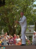 muzyk z zespołu Topside na scenie muszli koncertowej