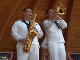 muzycy z zespołu Topside na scenie muszli koncertowej