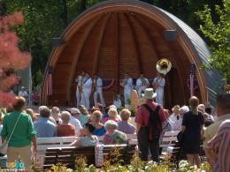 muzycy z zespołu Topside na scenie muszli koncertowej