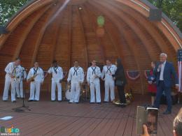 muzycy z zespołu Topside na scenie muszli koncertowej w towarzystwie Burmistrza Waldemara Sikory