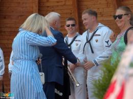 muzycy z zespołu Topside na scenie muszli koncertowej w towarzystwie Burmistrza Waldemara Sikory