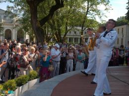 muzycy z zespołu Topside na scenie muszli koncertowej