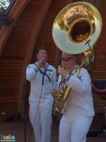 muzycy z zespołu Topside na scenie muszli koncertowej