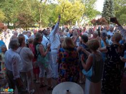 muzycy z zespołu Topside na scenie muszli koncertowej w towarzystwie publiczności