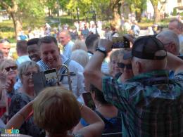 muzycy z zespołu Topside na scenie muszli koncertowej w towarzystwie publiczności