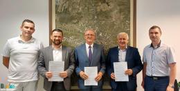 podpisanie umów na budowę boisk wielofunkcyjnych