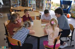 dzieci podczas zajęć bibliotecznych