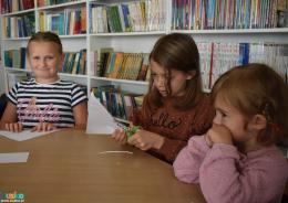 dzieci podczas zajęć bibliotecznych