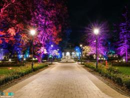 nocne iluminacje w parku zdrojowym w Busku-Zdroju