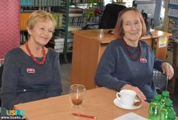 Jubileuszowe spotkanie dyskusyjnego klubu książki - dwie kobiety siedzące przy stoliku