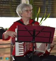 Jubileuszowe spotkanie dyskusyjnego klubu książki - kobieta grająca na akordeonie