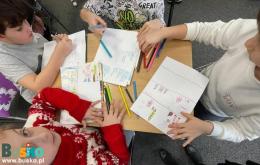 Na-stoliku-komiksy-tworzone-przez-dzieci