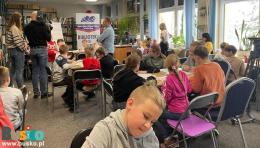 Opiekunowie-obu-grup-wraz-ze-Zbigniewem-Masternakiem-zachecają-dzieci-do-pracy