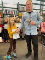 Zbigniew-Masternak-gratuluje-małej-czytelniczce-twórczyni-najlepszego-komiksu