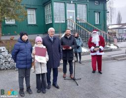 Rozstrzygnięcie kokursu - zwycięzcy wraz  zcą burmistrza Michałem Marońskim oraz burmistrzem Waldemarem Sikorą