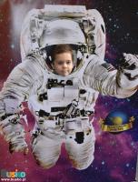 Chłopiec pozuje do zdjęciu jako astronauta