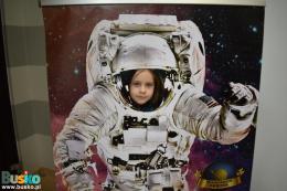 Dziewczynka pozuje do zdjęciu jako astronauta