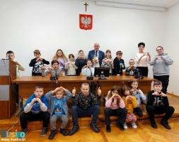 dzieci pozują do zdjęcia w towarzystwie burmistrza Waldemara Sikory