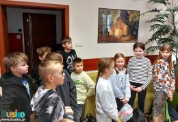 dzieci zwiedzają pomieszczenie w UMiG  Busku-Zdroju